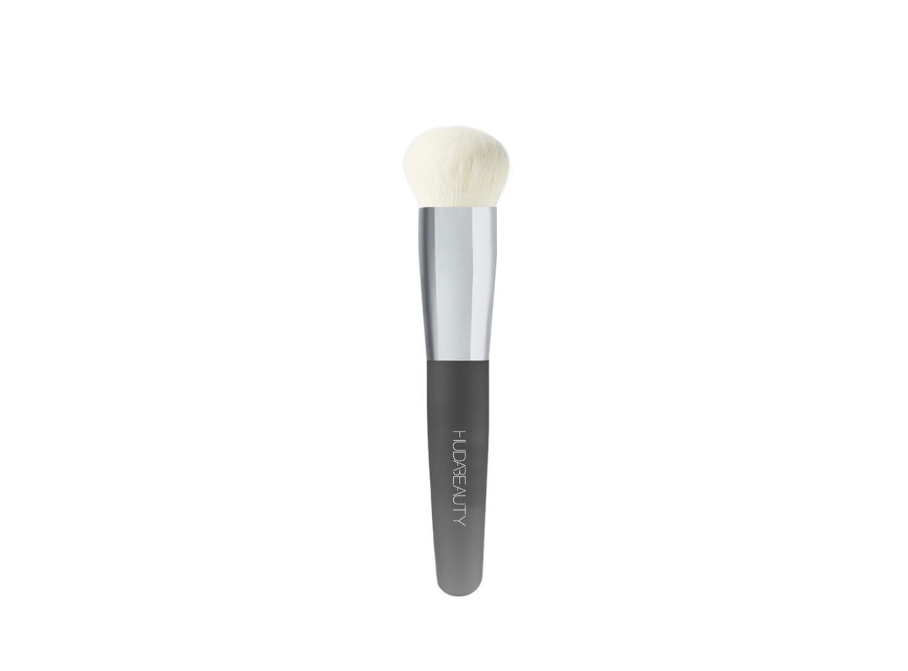 HUDA EASY BLUR BASE MINI BRUSH هدى بيوتي فرشاة توزيع المكياج بحجم صغير
