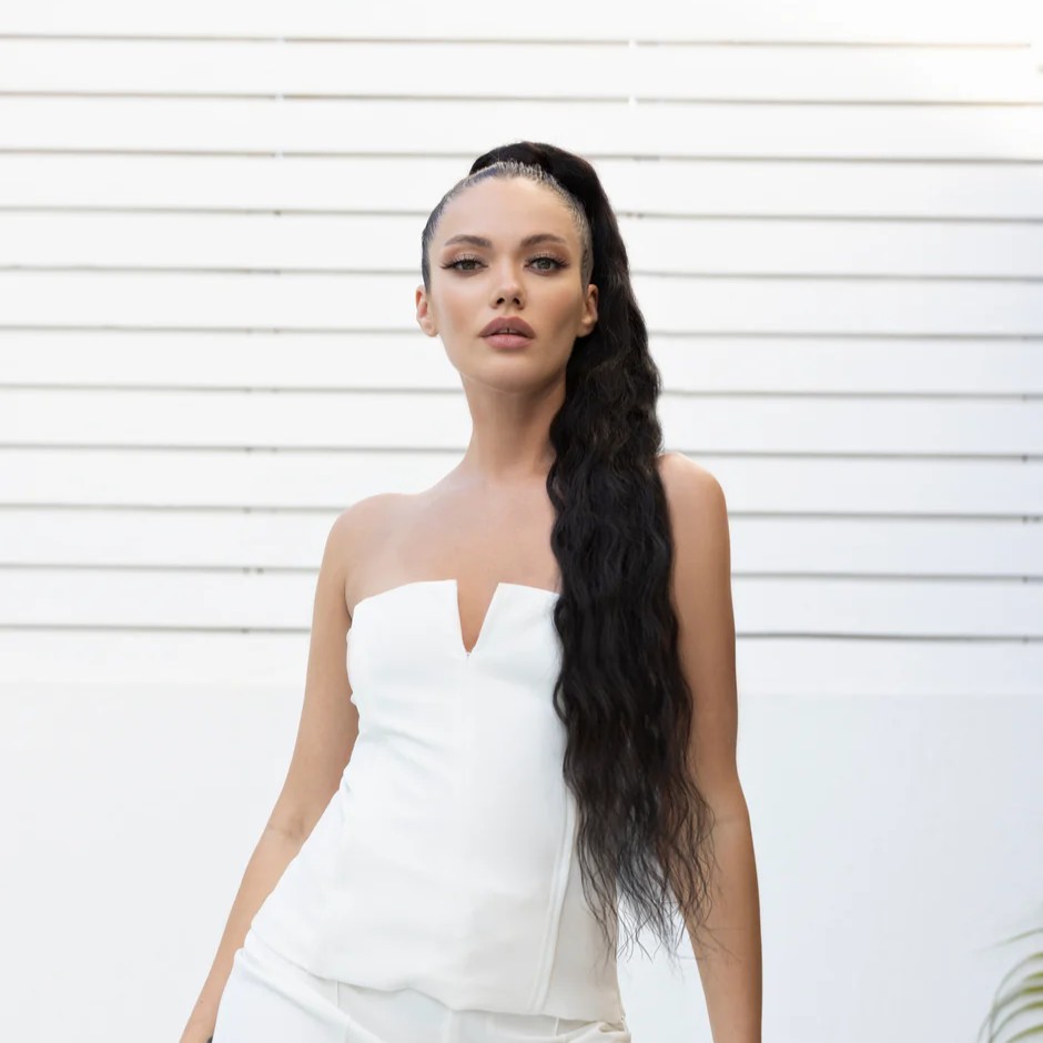 YOUMI BEAUTY Ponytail Extension - Jet Black 200g 88cm يومي بيوتي خصلة شعر اصطناعي تمنحكِ كثافة وطولًا وإطلالة أنيقة